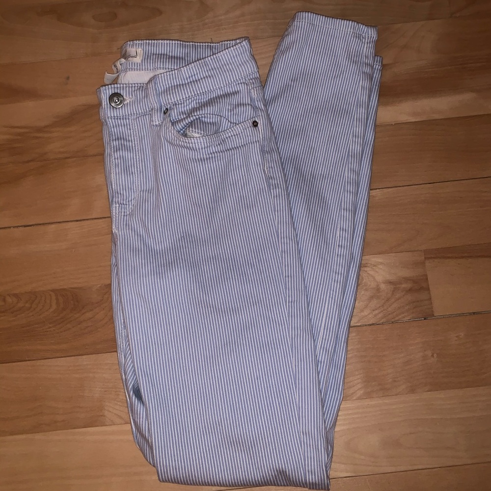 Awesome pinstriped jeans! 🤍💙